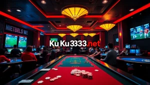 Cảnh casino đầy hứng khởi với nhận diện thương hiệu Ku Ku 3933 net, thể hiện cá cược trực tiếp và các môn thể thao.